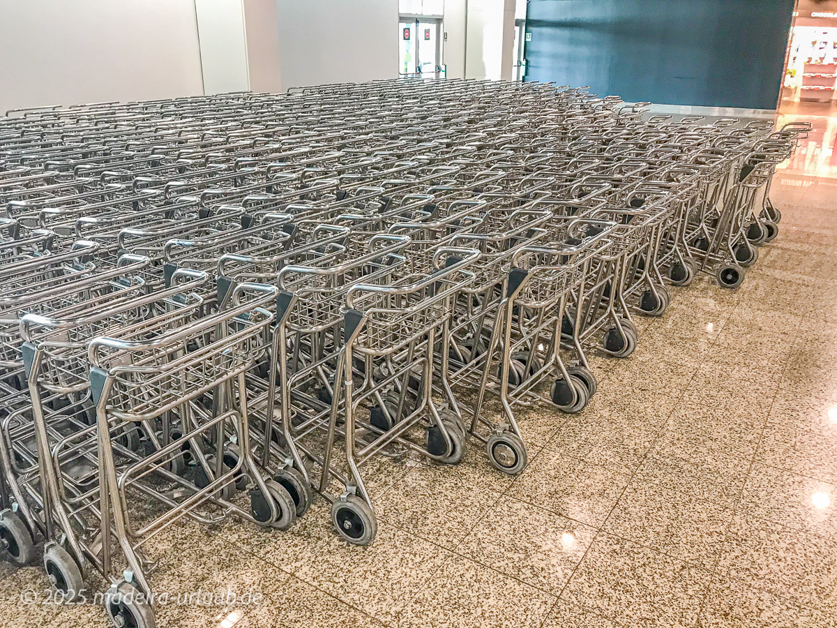 Koffer Rollwagen am Flughafen Funchal Madeira